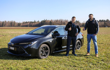 Andreas Wüst und Nick Alpiger gehen Partnerschaft ein und posieren vor Toyota Corolla Touring Sports Hybrid